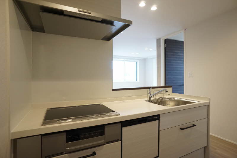 キッチン　食洗機付きのシステムキッチンIH３口