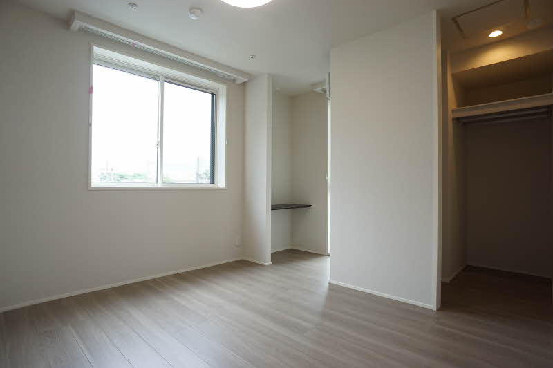 その他部屋・スペース　8帖の洋室はワークデスク付き