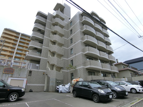 札幌市厚別区厚別東二条のマンションの建物外観