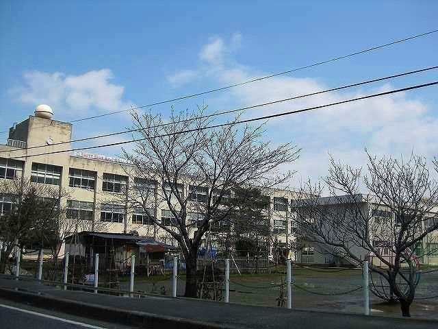 【上越市藤巻のアパートの小学校】