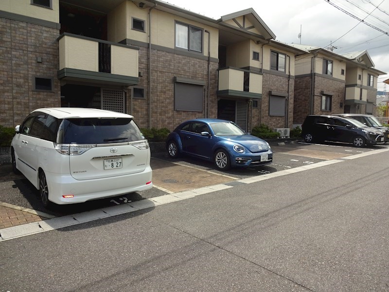 【リビングタウン湖都が丘　B棟の駐車場】