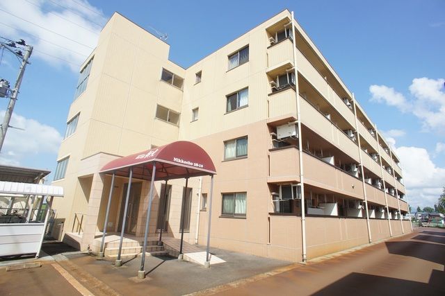 三条市新光町のマンションの建物外観