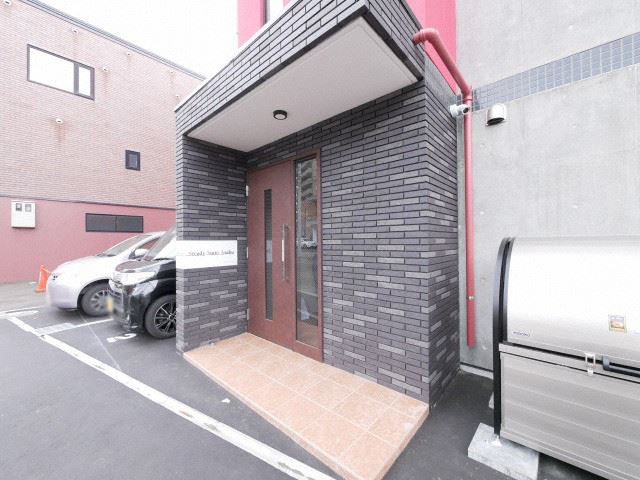 【札幌市北区北三十七条西のマンションのエントランス】