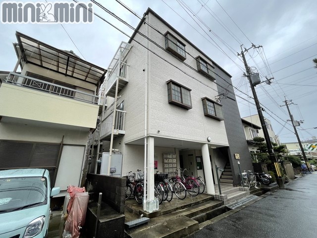 伊丹市東有岡のマンションの建物外観