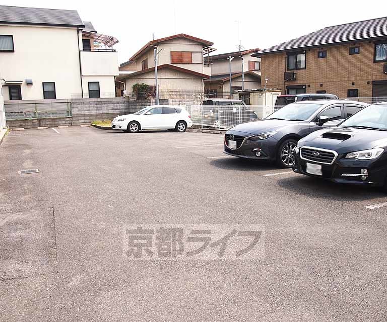 【京都市南区久世殿城町のマンションの駐車場】