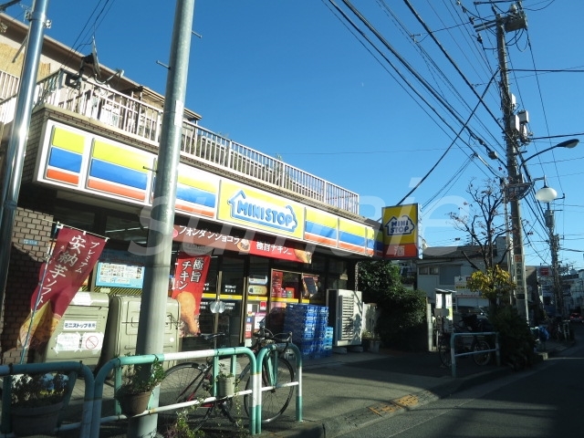 【グランヴァン王子駅前のコンビニ】