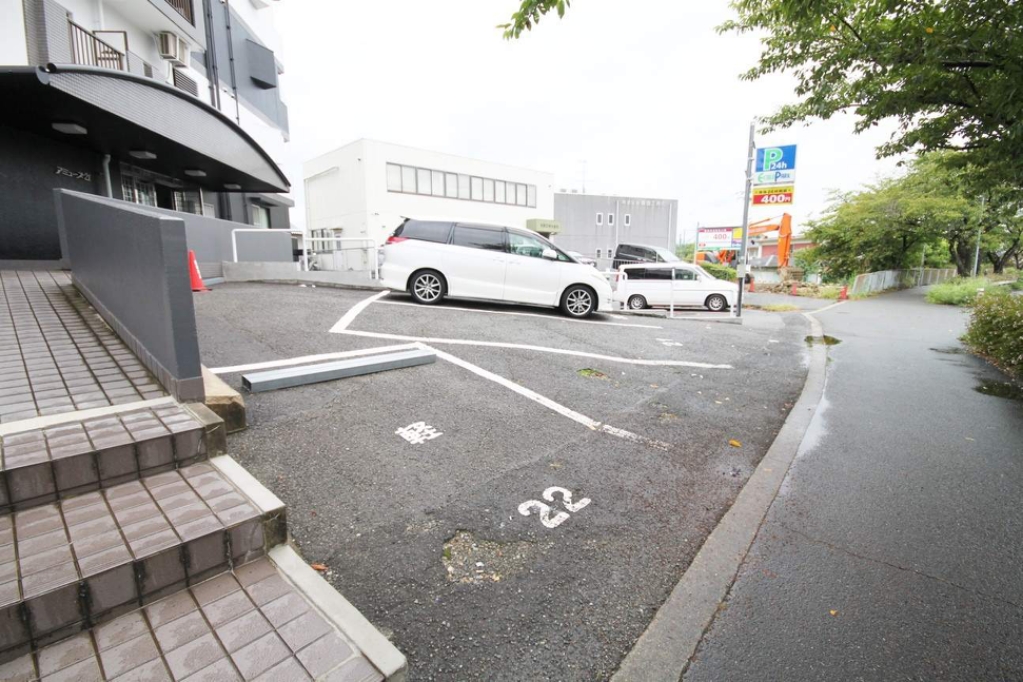 【伊丹市松ケ丘のマンションの駐車場】