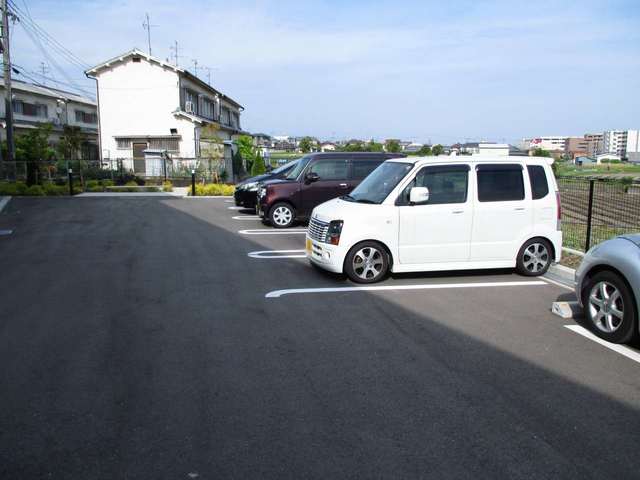 【箕面市坊島のアパートの駐車場】