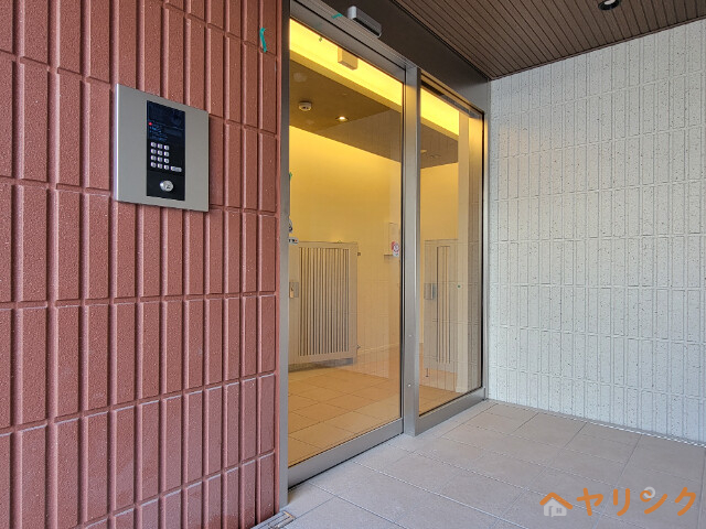 【名古屋市中村区剣町のマンションのエントランス】