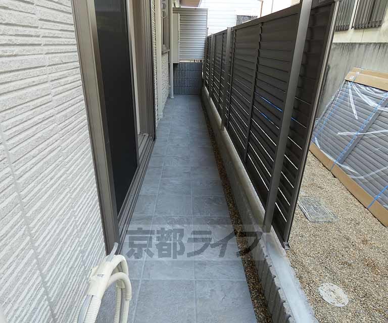 【京都市伏見区深草直違橋８丁目のアパートのバルコニー】