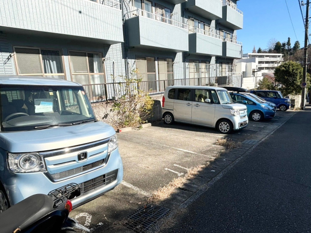 【川崎市麻生区百合丘のマンションの駐車場】