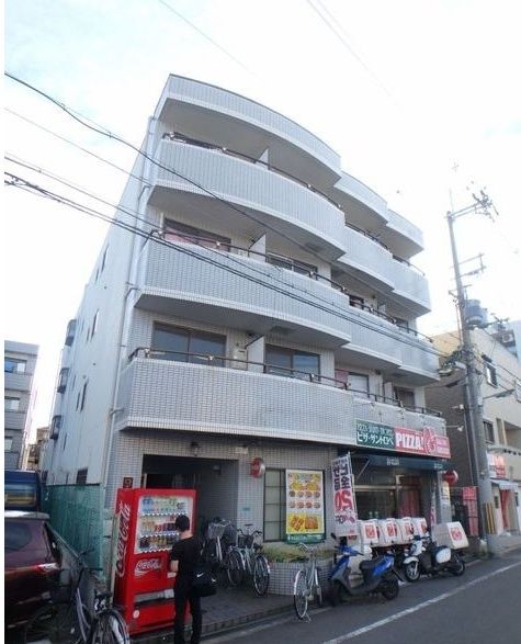 【ロイヤル三津屋の建物外観】