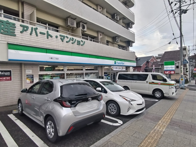 コンビニ　ファミリーマート　八幡三丁目店（コンビニ）まで730m