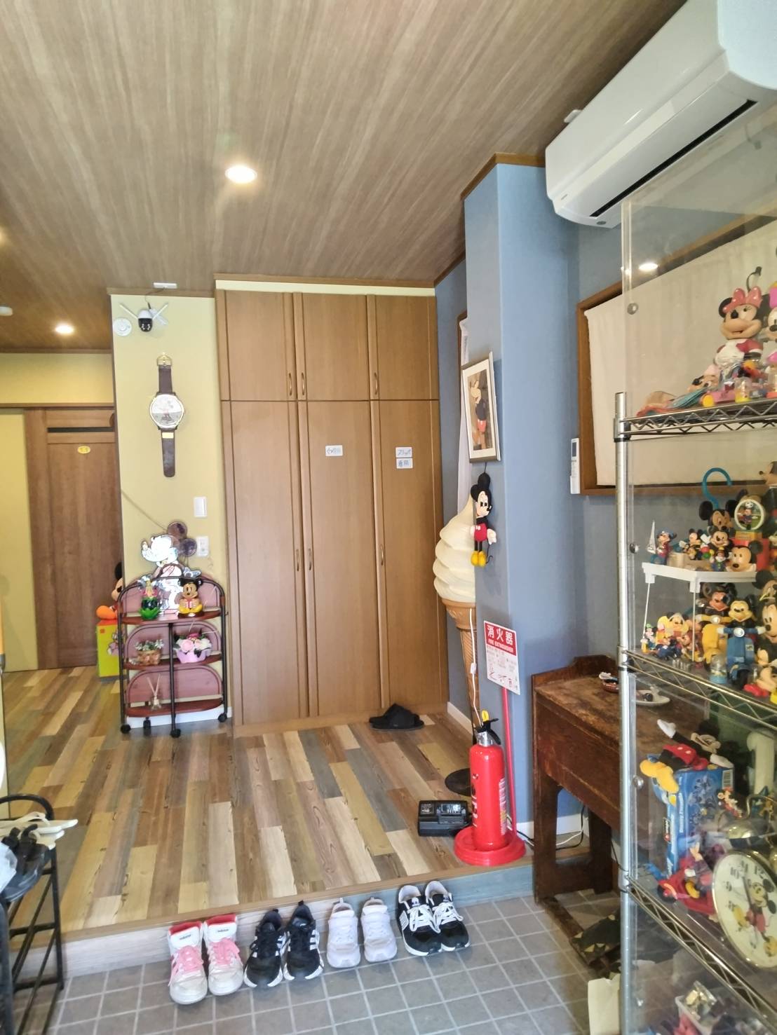 エントランス　ミーキーマウスの人形がいっぱい