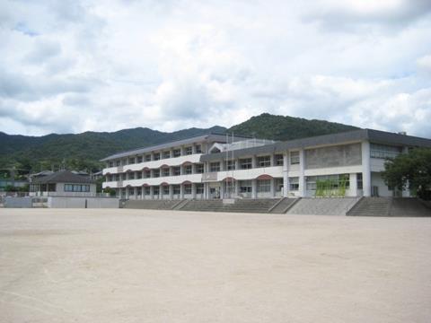 小学校　良城小学校（小学校）まで2500m