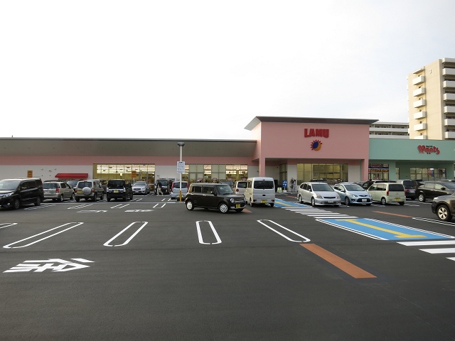 スーパー　ラ・ムー坂店（スーパー）まで557m