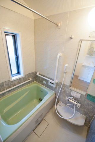 バス・シャワールーム　大きなお風呂でゆったりバスタイム☆窓付きでカビ予防！