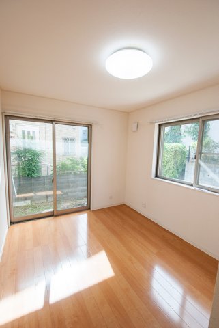 その他部屋・スペース　1階の洋室も陽当たり良いです！