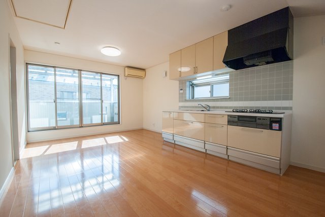 居室・リビング　窓が大きくて感じのいいリビング☆