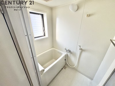 バス・シャワールーム　浴室に窓があり換気良好です。