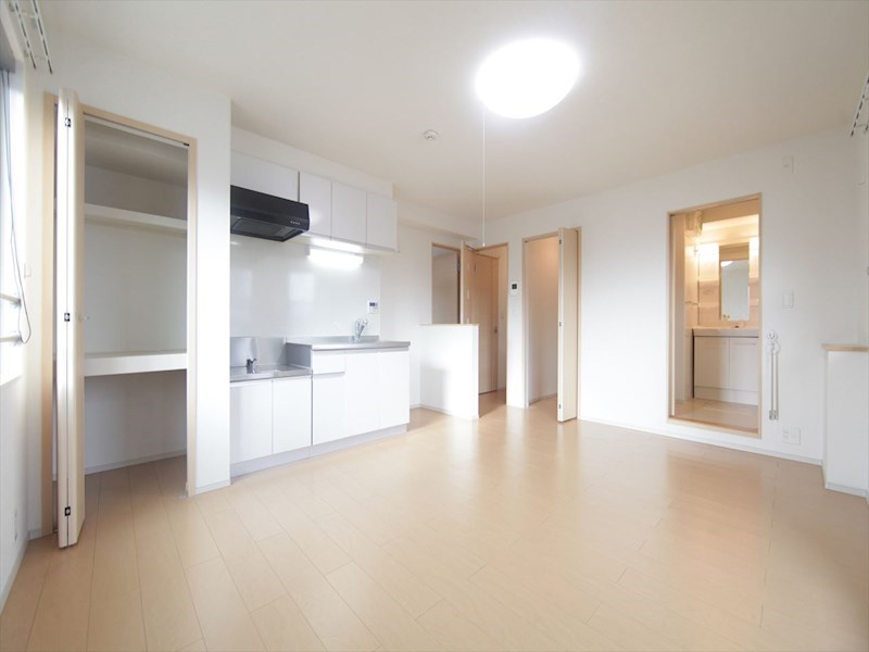 居室・リビング　ＬＤＫ10.6帖　エアコン完備　収納2か所　南面バルコニー