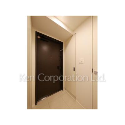 玄関　同タイプ6階のお部屋を撮影。仕様が異なることがあります。