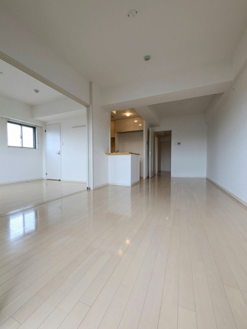 居室・リビング　カウンターキッチンのある南向きで明るいリビング