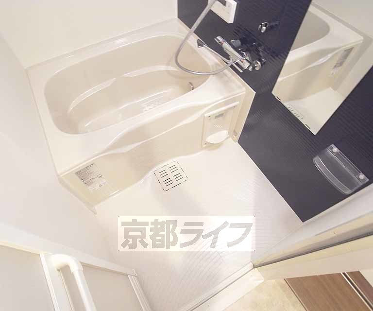 バス・シャワールーム　清潔感のあるバスルームです。