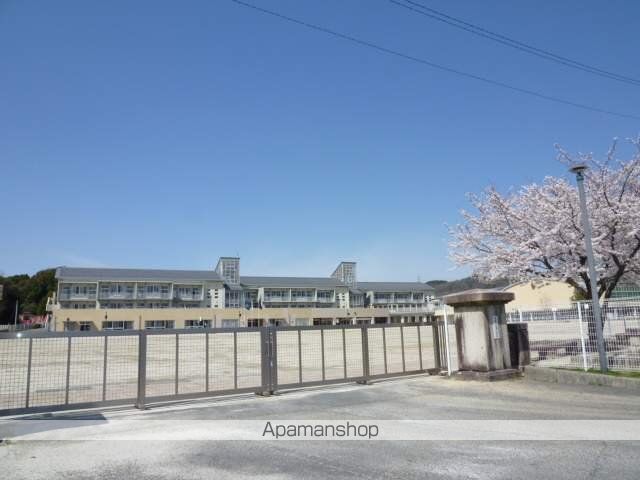 小学校　泉小学校（小学校）まで425m