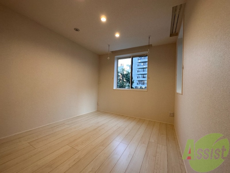 その他部屋・スペース　６．８帖の洋室です、大き目のベッドも入りますね。