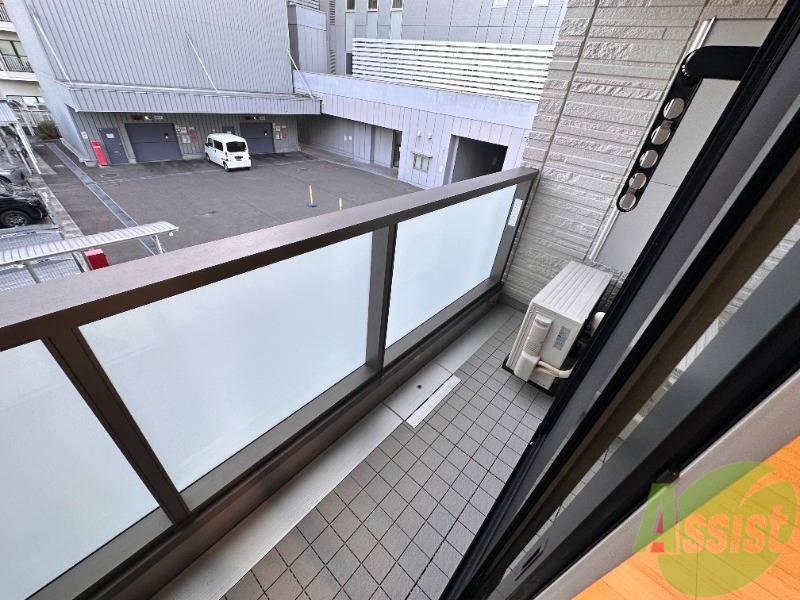 バルコニー　こちらのバルコニーで、洗濯物干しもばっちりです。