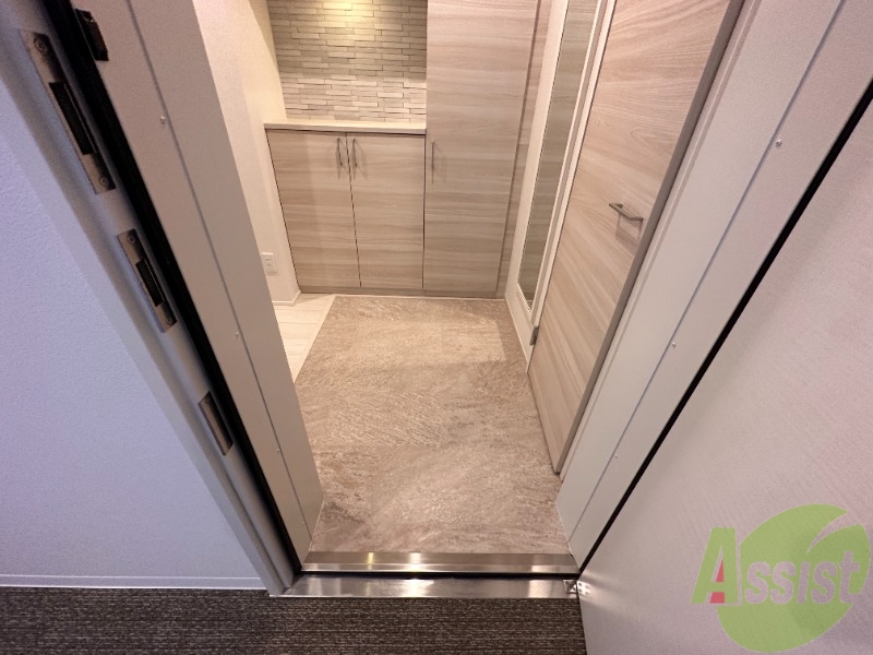 玄関　玄関からは、すぐにおへやが見えないの安心です。