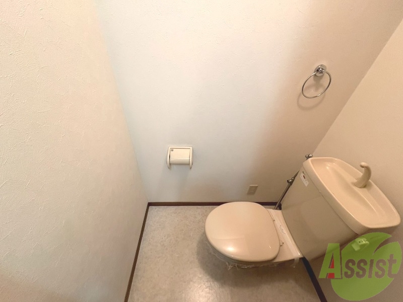 トイレ　トイレ中が広々狭く感じないくらい広々としています。