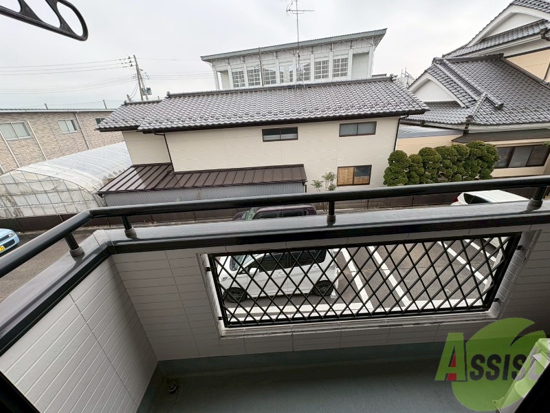 バルコニー　バルコニーに物干しがあるので洗濯物が干せます。