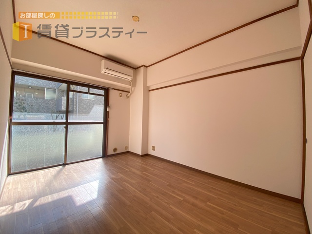 居室・リビング　日が差込む明るいお部屋です