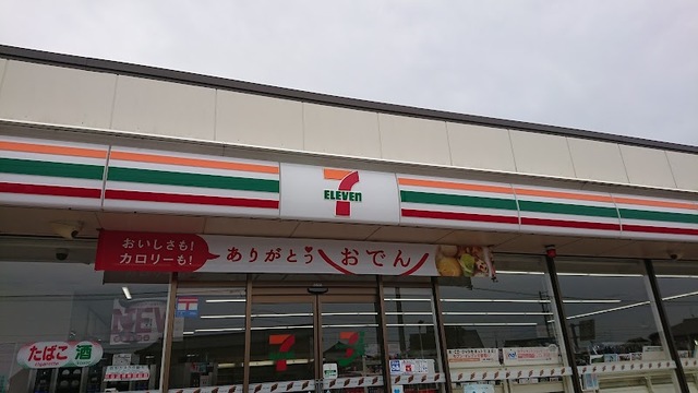 コンビニ　セブンイレブン（コンビニ）まで300m