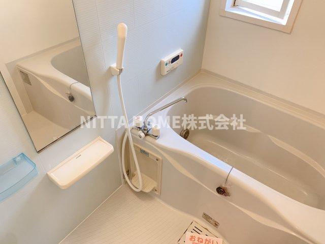 バス・シャワールーム　浴室には小窓が付いており換気もバッチリ◎