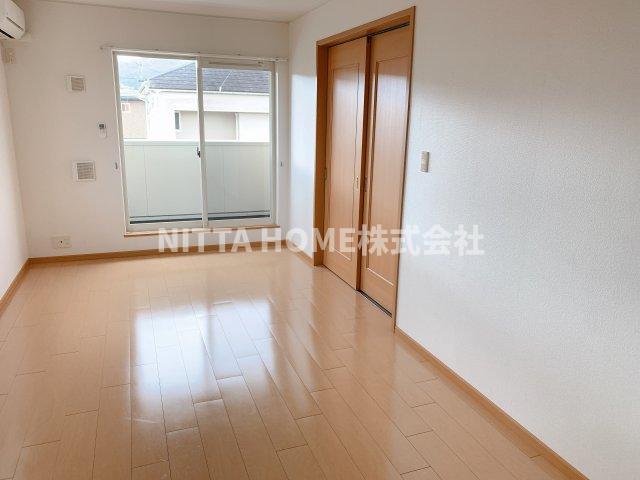 居室・リビング　最上階の２ＬＤＫ＊リビング１０帖あります◎