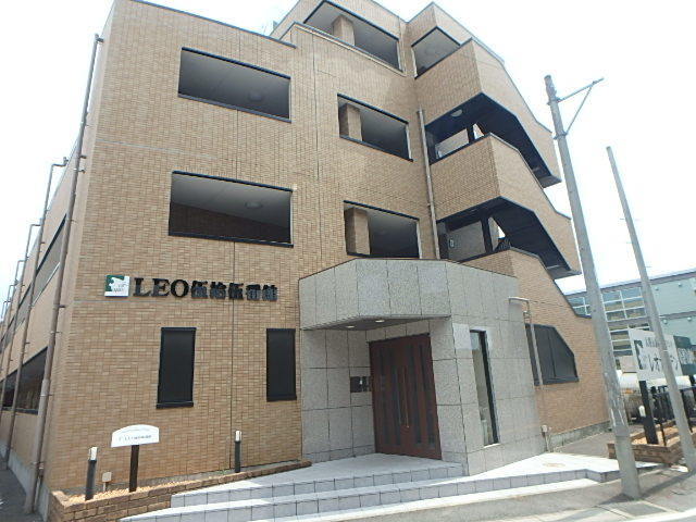 建物外観　４階建ての賃貸マンション