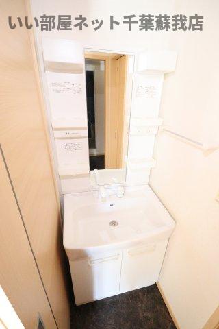 洗面設備　明るい洗面所です