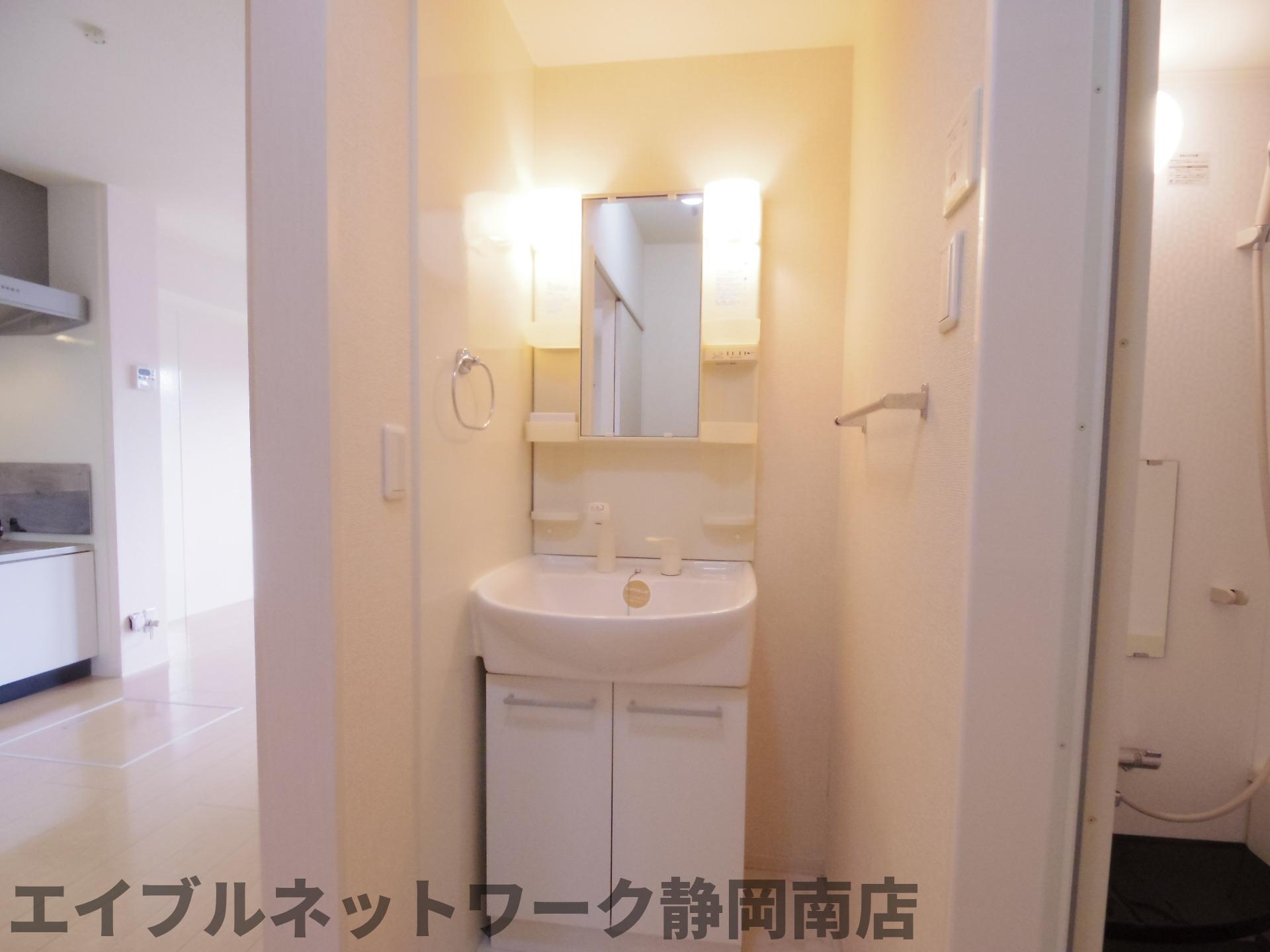洗面設備　ゆったりとスペースのある洗面所