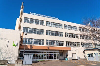 中学校　札幌市立栄南中学校（中学校）まで744m