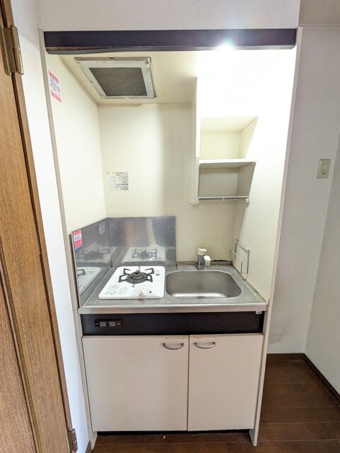 キッチン　※クリーニング前のお部屋です。