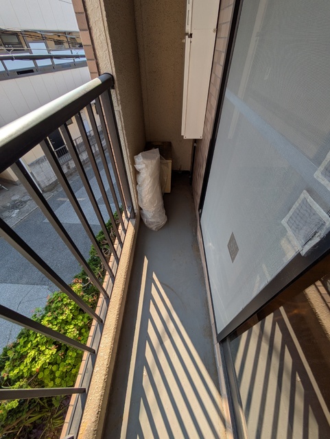 バルコニー　※クリーニング前のお部屋です。