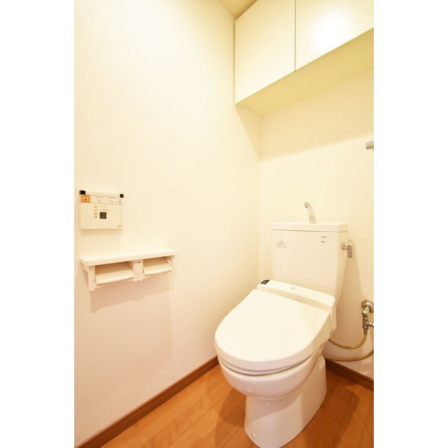 トイレ　落ち着いた色調のトイレです