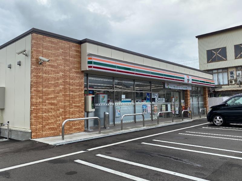 コンビニ　セブン-イレブン 上越本町１丁目店（コンビニ）まで828m