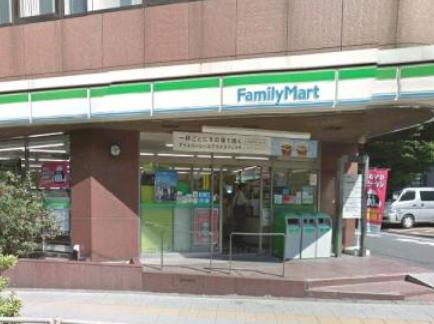 コンビニ　ファミリーマート目黒青葉台四丁目店（コンビニ）まで84m