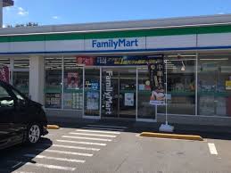 コンビニ　ファミリーマート 南大泉三丁目店（コンビニ）まで566m