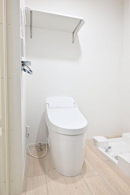 トイレ　落ち着いた色調のトイレです