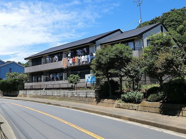 建物外観　「生田」駅にアクセス可能な最寄りバス停より徒歩2分！緑豊かで